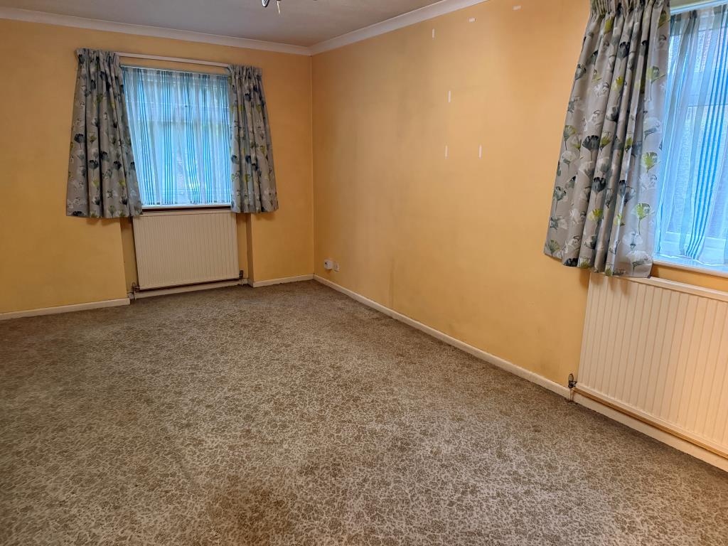 Lot: 80 - GROUND FLOOR FLAT WITH GARAGE IN NEED OF UPDATING - View of front living room with double aspect